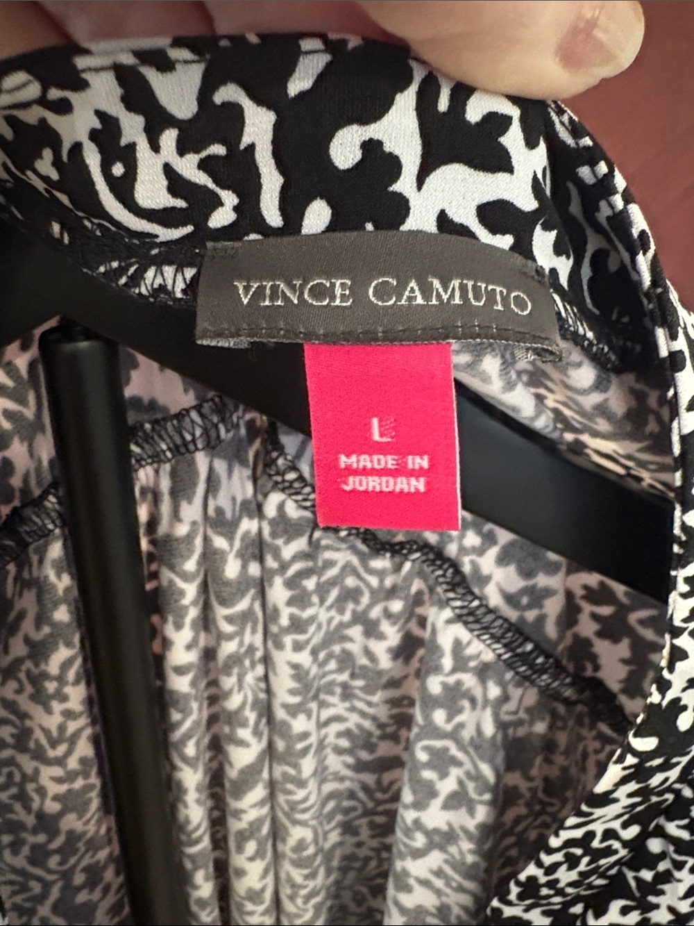 Vince Camuto Black & White Printed V-Neck Long-Sleeve Blouse Size Large NWT - Picture 2 of 8